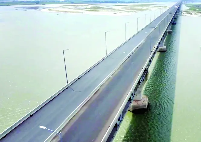 পদ্মা সেতুজুড়ে পিচঢালা পথ ॥ ফুটে উঠছে মূল চেহারা পদ্মা সেতুজুড়ে পিচঢালা পথ ॥ ফুটে উঠছে মূল চেহারা