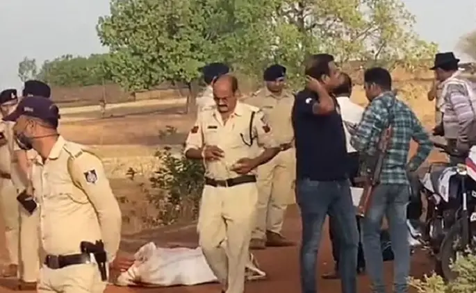 ভারতে পাচারকারীদের গুলিতে ৩ পুলিশ নিহত ভারতে পাচারকারীদের গুলিতে ৩ পুলিশ নিহত