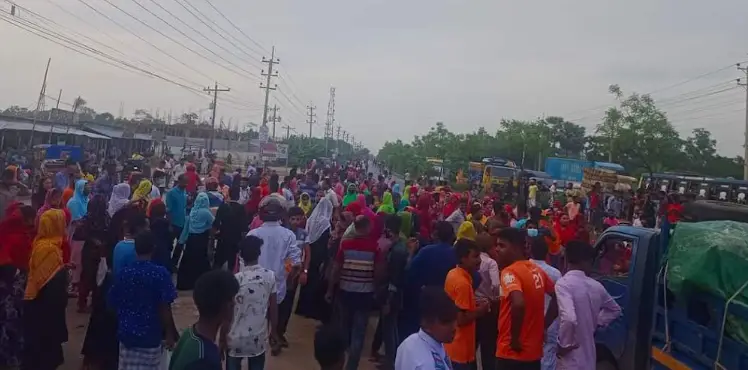 ভালুকায় বকেয়া বেতনের দাবিতে শ্রমিকদের মহাসড়ক অবরোধ ভালুকায় বকেয়া বেতনের দাবিতে শ্রমিকদের মহাসড়ক অবরোধ