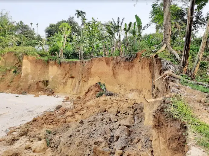 বৃষ্টি হলেই সাতছড়ি ত্রিপুরা পল্লীর টিলা ধসে পড়ছে ঝুঁকিতে ১৯টি পরিবার