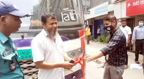 বিআরটিএ অভিযান চালিয়ে গাড়ি থেকে খুলে নেওয়া হচ্ছে শব্দদূষণকারী হর্ন বিআরটিএ অভিযান চালিয়ে গাড়ি থেকে খুলে নেওয়া হচ্ছে শব্দদূষণকারী হর্ন