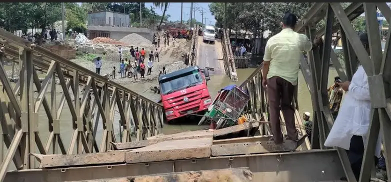 ভোলায় বেইলি ব্রিজ ভেঙ্গে খালে ট্রাক-অটোরিকশা, আহত-৩