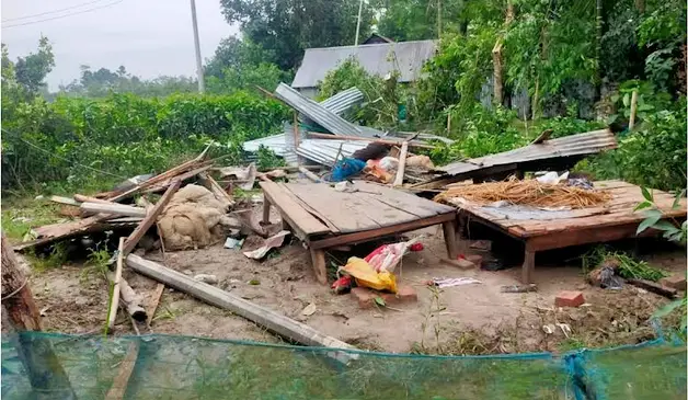 নেত্রকোনায় ঝড়ে গ্রাম লণ্ডভণ্ড