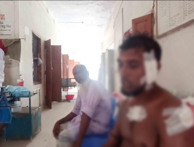 বাউফলে পিতা ও পুত্রসহ তিনজনকে কুপিয়ে ও পিটিয়ে জখম বাউফলে পিতা ও পুত্রসহ তিনজনকে কুপিয়ে ও পিটিয়ে জখম