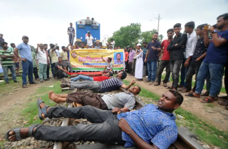 বগুড়ায় আন্তঃনগর ট্রেন অবরোধ করে রেল কর্মচারীদের বিক্ষোভ