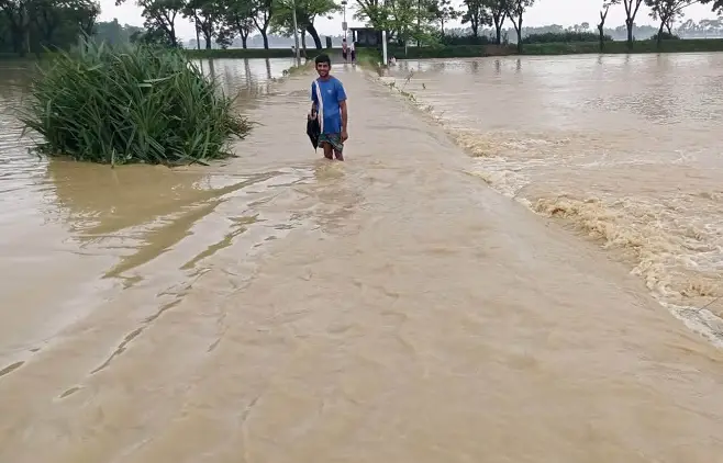 সিলেটে উজানের ঢলে ভাঙলো ৩ নদীর মোহনার ডাইক