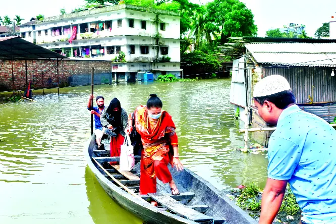 অনেক বাড়িতে বুক ও গলা পানি, ত্রাণের অভাব অনেক বাড়িতে বুক ও গলা পানি, ত্রাণের অভাব