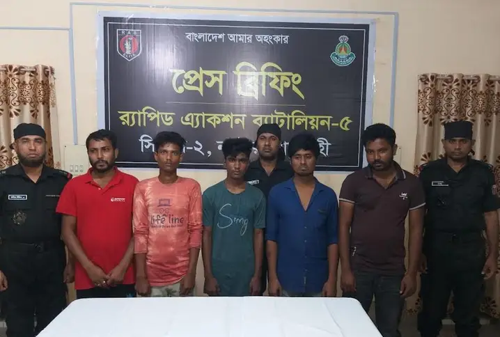 নাটোরের লালপুরে ৫ জন ইমো হ্যাকার আটক নাটোরের লালপুরে ৫ জন ইমো হ্যাকার আটক