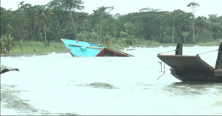 ভোলায় কালবৈশাখী ঝড়ে মেঘনা নদীতে বাল্কহেড ডুবে গেছে