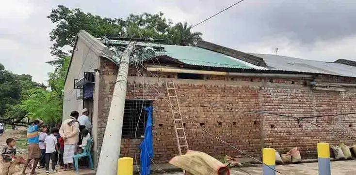 পোরশায় কাল বৈশাখী ঝড়ে ব্যাপক ক্ষয়ক্ষতি পোরশায় কাল বৈশাখী ঝড়ে ব্যাপক ক্ষয়ক্ষতি