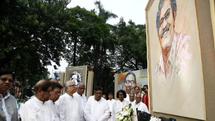 শহীদ মিনারে আবৃত্তিশিল্পী হাসান আরিফকে ঘিরে নাগরিক স্মরণসভা