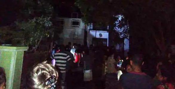 পাম্পে তেল না পেয়ে মালিকের বাড়িতে আগুন পাম্পে তেল না পেয়ে মালিকের বাড়িতে আগুন
