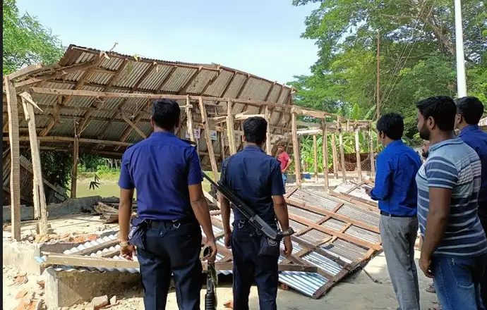 হাতিয়ায় অবৈধ স্থাপনা ভেঙ্গে দিয়েছে প্রশাসন