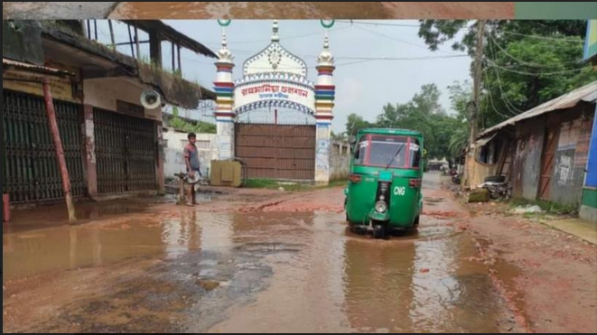 ফটিকছড়ি মাইজভান্ডার-বিনাজুরী সড়কের ত্রাহি অবস্থা ফটিকছড়ি মাইজভান্ডার-বিনাজুরী সড়কের ত্রাহি অবস্থা