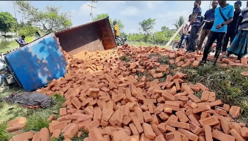 বাগেরহাটে ট্রলির ধাক্কায় নারীসহ নিহত ৩