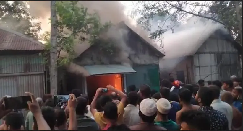 ধামরাইয়ে অগ্নিকাণ্ডে ১২টি ঘর পুড়ে ছাই ধামরাইয়ে অগ্নিকাণ্ডে ১২টি ঘর পুড়ে ছাই