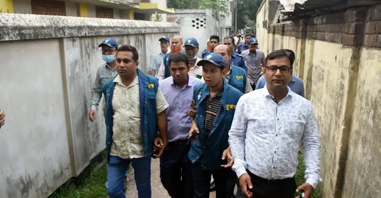 দিনাজপুরে ঘুষের ৮০ হাজার টাকাসহ কর্মকর্তা আটক