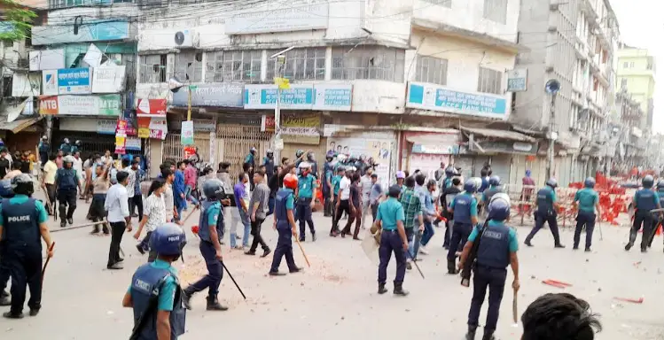 ছাত্রলীগ-ছাত্রদল ব্যাপক সংঘর্ষে খুলনা নগরী রণক্ষেত্র ॥ আহত অর্ধশতাধিক