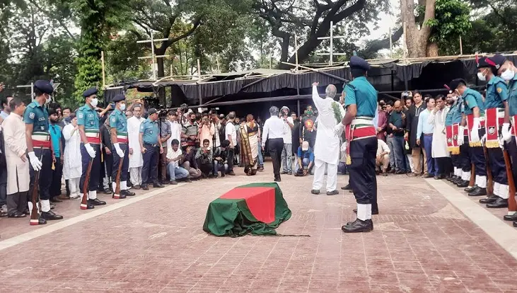 শহীদ মিনারে সর্বস্তরের মানুষের শ্রদ্ধায় সিক্ত গাফফার চৌধুরী