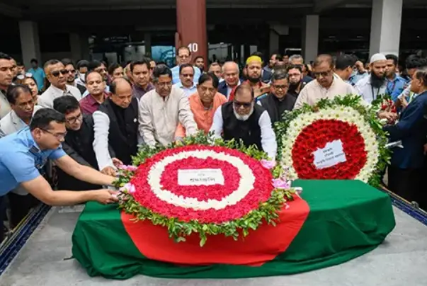 আবদুল গাফফার চৌধুরীর মরদেহে মুক্তিযুদ্ধমন্ত্রীর শ্রদ্ধা