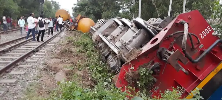 মির্জাপুরে ইঞ্জিনসহ তেলবাহী ট্রেন লাইনচ্যুত