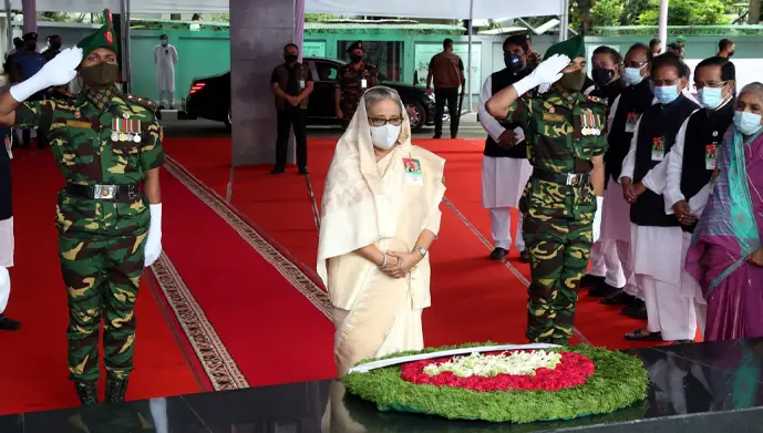বঙ্গবন্ধুর প্রতিকৃতিতে প্রধানমন্ত্রীর শ্রদ্ধা