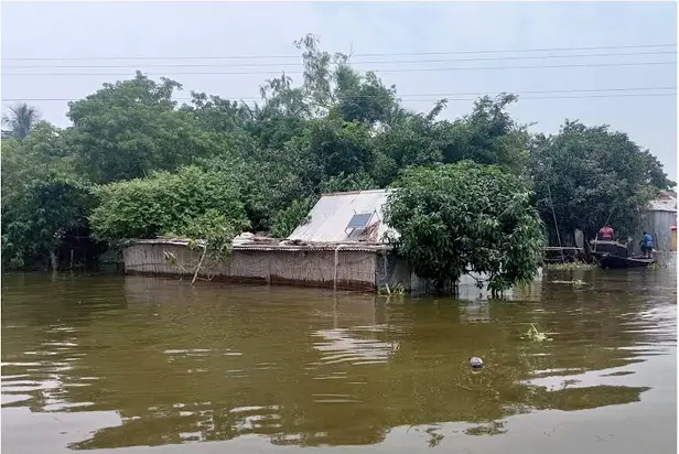 নেত্রকোনায় বন্যার পানি কিছুটা কমলেও কমেনি দুর্ভোগ