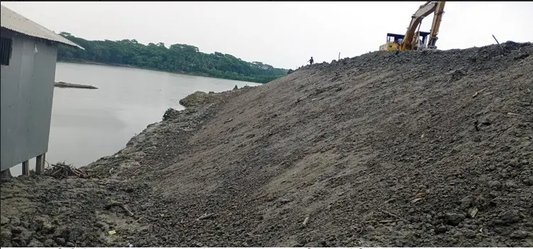 বেড়িবাঁধের উচ্চতা বৃদ্ধি কাজ চলছে ঢিমেতালে