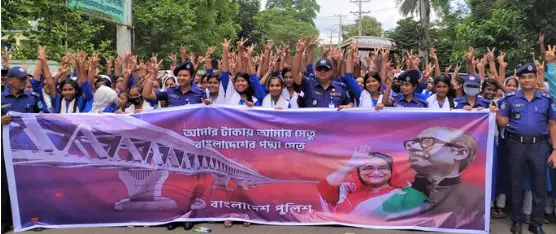 পদ্মা সেতু : স্কুল শিক্ষার্থীদের নিয়ে পুলিশের আনন্দ র‍্যালি