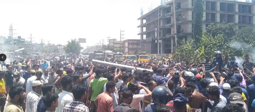 আশুলিয়ায় মহাসড়ক অবরোধ করে অটোরিক্সা চালকদের বিক্ষোভ, পুলিশ সদস্যসহ আহত ১৫