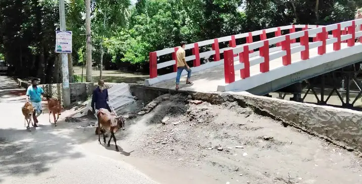বাকেরগঞ্জ সংযোগ সড়ক বিহীন সেতুটি এখন মরণ ফাঁদ বাকেরগঞ্জ সংযোগ সড়ক বিহীন সেতুটি এখন মরণ ফাঁদ
