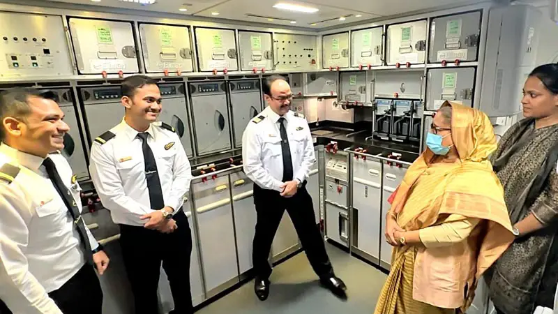 বিমানের ক্রুদের সঙ্গে কুশলাদি বিনিময় করেন প্রধানমন্ত্রী শেখ হাসিনা। ছবি: সংগৃহীত