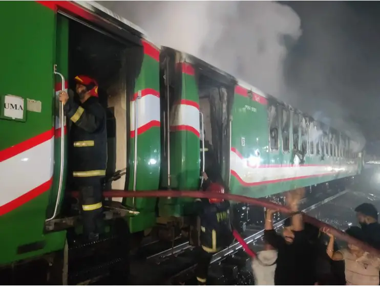 বেনাপোল এক্সপ্রেস ট্রেনে আগুন