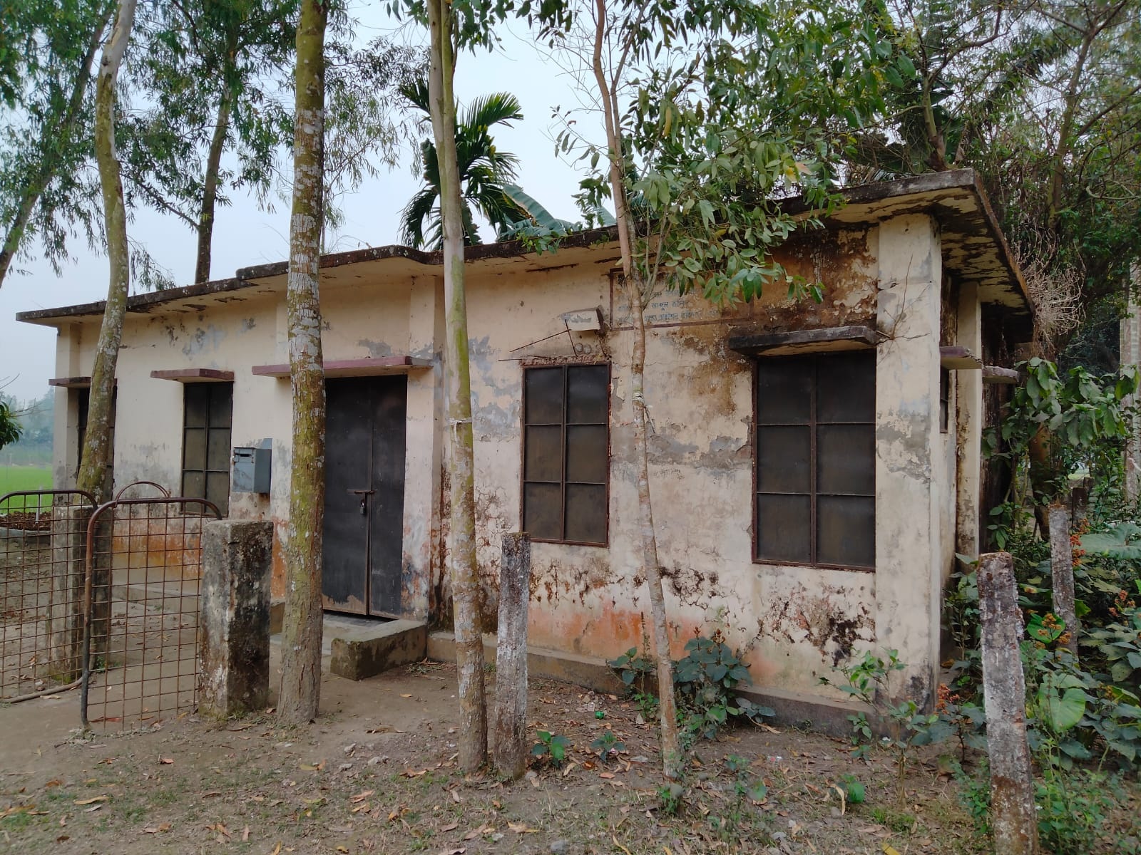শ্রীবরদী উপজেলার খরিয়াকাজীরচর কমিউনিটি ক্লিনিকের জরাজীর্ণ ভবন