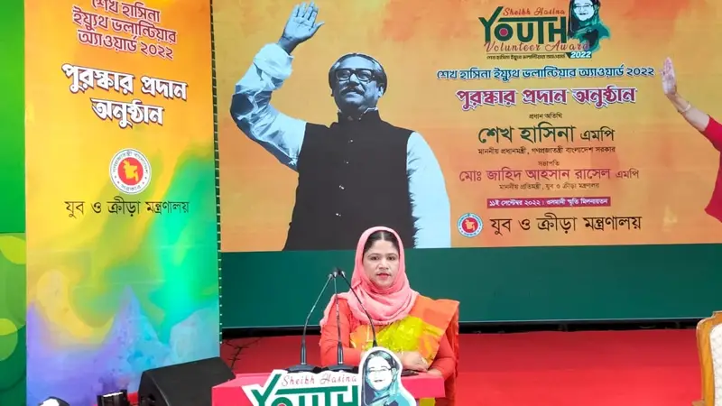 পুরস্কার মঞ্চে লিপি। ছবি: জনকণ্ঠ