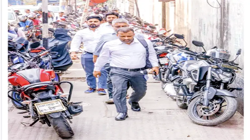 সপ্তাহের নির্বাচিত ছবি: ট্রাফিক পুলিশ এসব চোখে দেখেন না