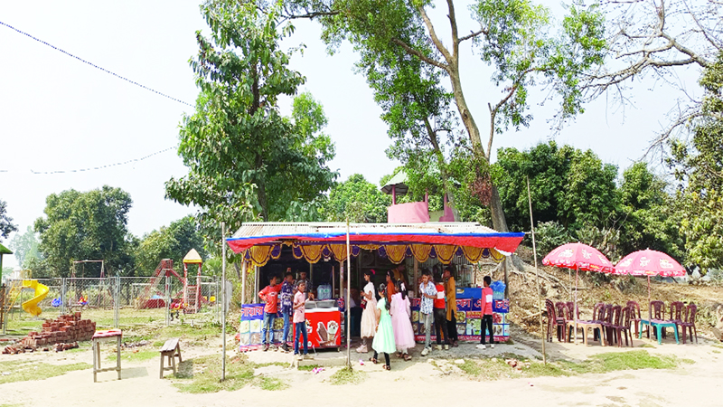 রাণীশংকৈলের রামরাই দীঘিতে ভর দুপুরে ঘোরাঘুরির শেষে ক্লান্ত হয়ে আইসক্রিম খাচ্ছে শিশুরা    -জনকণ্ঠ