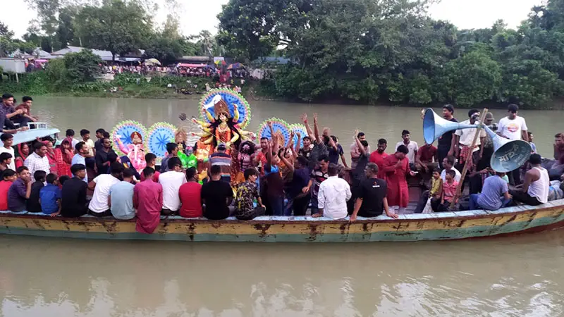 টাঙ্গাইলের ধনবাড়ীর ঝিনাই নদীতে প্রতিমা বিসর্জন।