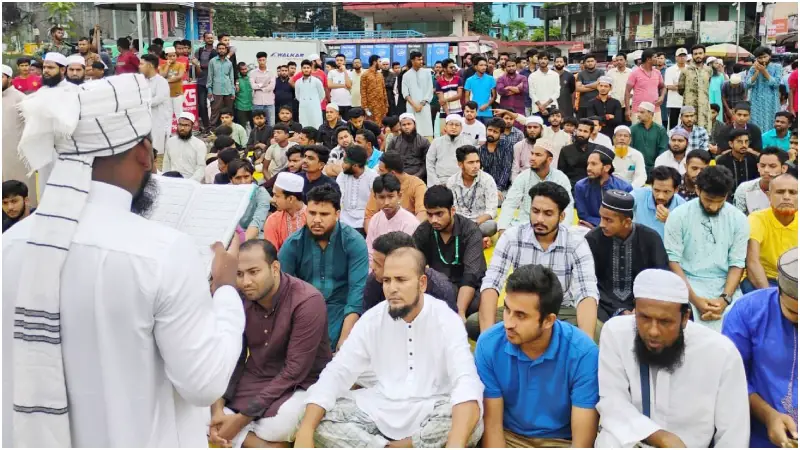 আন্দোলনকারীরা মহাসড়কের মধ্যে জুমার নামাজ আদায় করেছেন