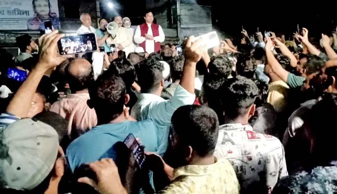 গভীর রাতে জাহাঙ্গীর আলমের বাসভবনে নেতাকর্মীরা।