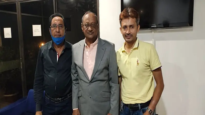 কিংবদন্তী ফুটবলার এনায়েতের সঙ্গে (মাঝে) জনকণ্ঠের ক্রীড়া সম্পাদক মজিবুর রহমান (বায়ে) এবং জনকণ্ঠের ক্রীড়া প্রতিবেদক রুমেল খান