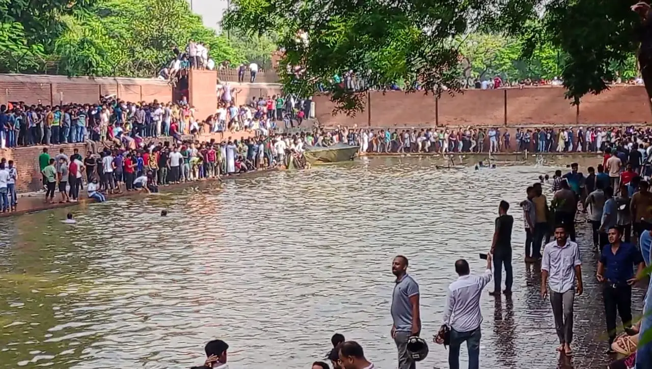 গণভবনের লেকে সাধারণ মানুষ। ছবি: জনকণ্ঠ