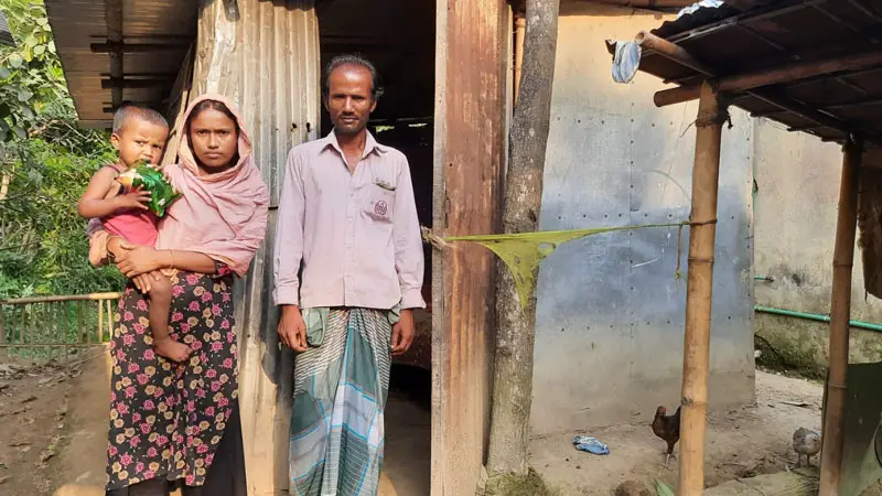 ঝুপড়ি ঘরে রিকশাচালক জাবেদ মিয়া ও তার স্ত্রী হাফিজা খাতুন।