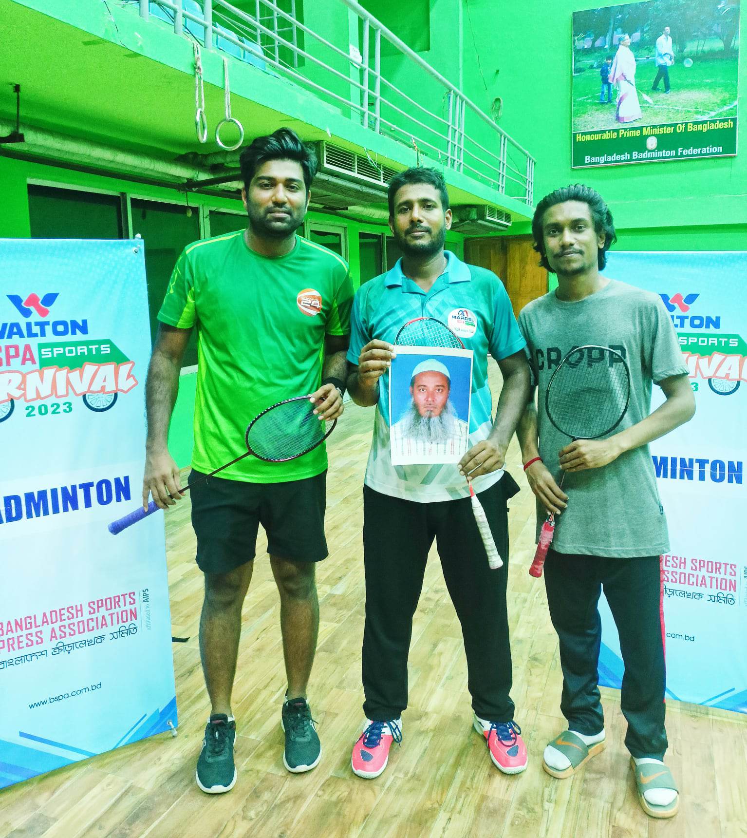 সাফিউর তার শিরোপা উৎসর্গ করেন বিএসপিএর প্রয়াত সদস্য মোস্তাক আহমেদ খানকে (ছবিতে মাঝে)