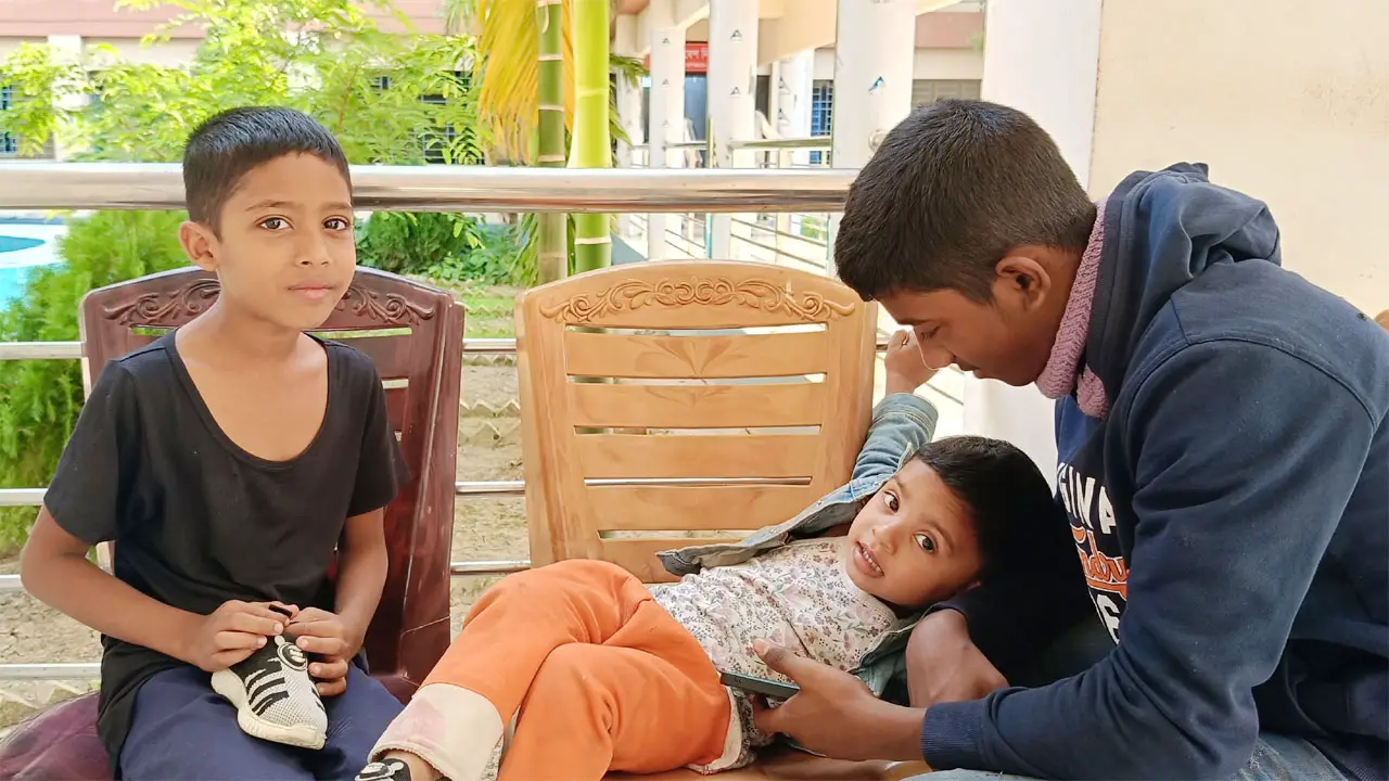 নিজেরদের মতো সময় পার করছে শিশুরা।