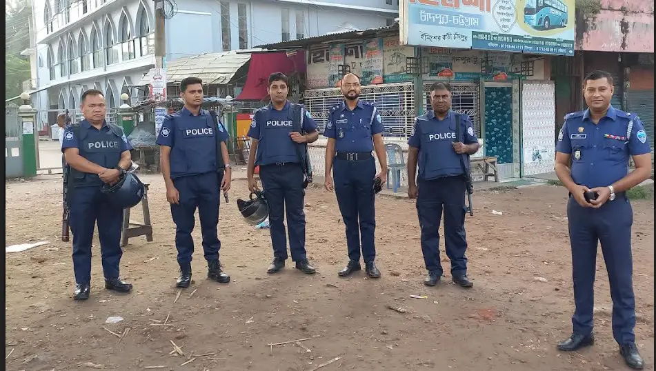 দায়িত্বরত পুলিশ