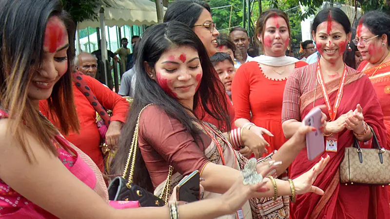 সিঁদুরের স্পর্শে প্রাণবন্তময় তারা।