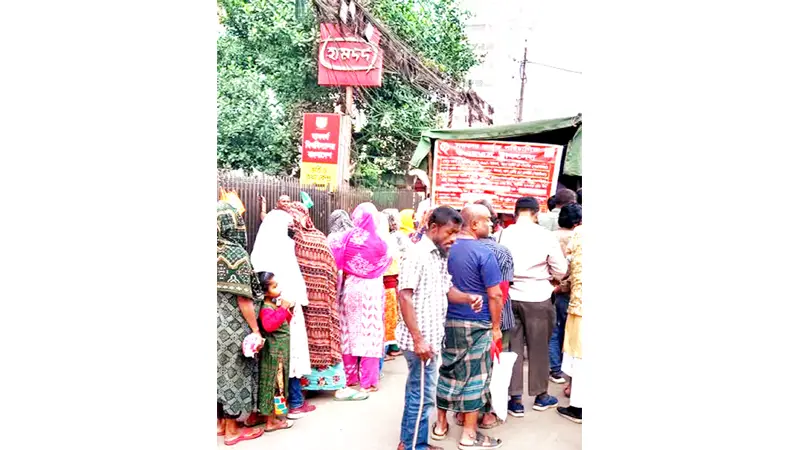 রবিবার সোনারগাঁ রোডে টিসিবির ট্রাকের সামনে ভিড়
