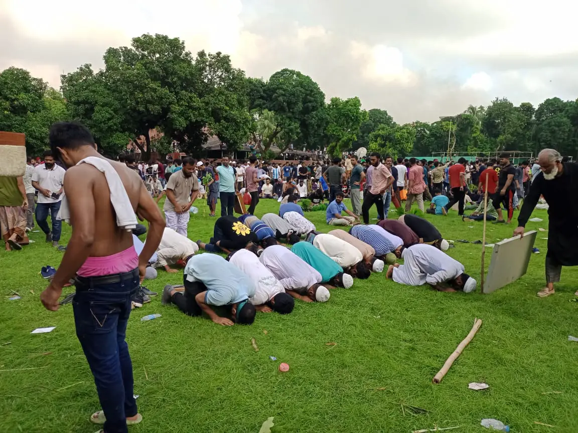 গণভবন দখলের পর নামাজ আদায় করছে মানুষ। ছবি: জনকণ্ঠ