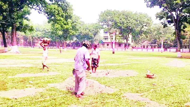 ঈদের নামাজের জন্য শোলাকিয়া ময়দান প্রস্তুত করা হচ্ছে